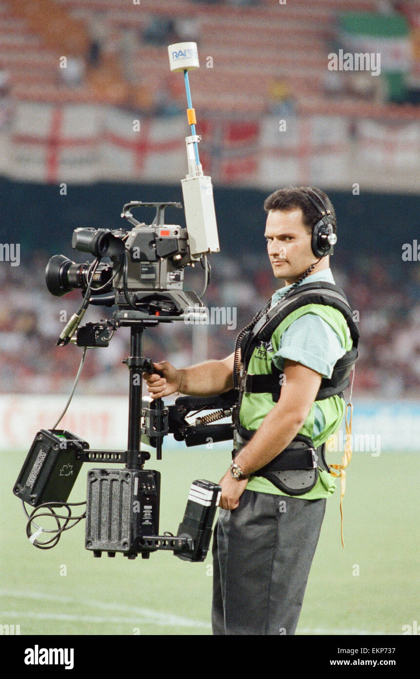 Kameramann mit Steadycam auf England V Kamerun World Cup Viertel Finale Spiel im Stadio San Paolo, Neapel, Italien, 1. Juli 1990. Finale Punktzahl: England 3-2 Kamerun n. Stockfoto