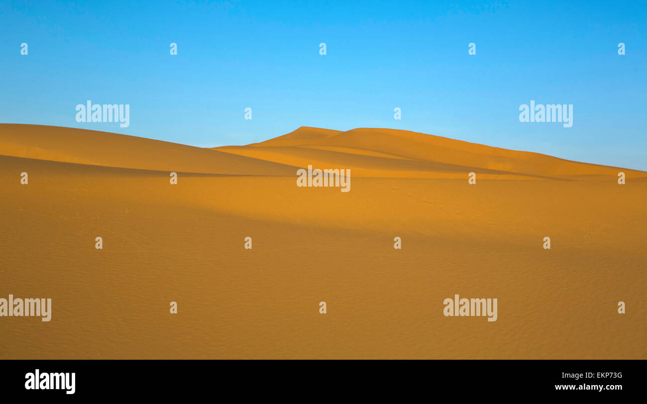 Einige Schleifen Hügel am Erg Chebbi in der Wüste Sahara.  Ers sind große Dünen von Wind-durchgebrannten Sand gebildet. Stockfoto