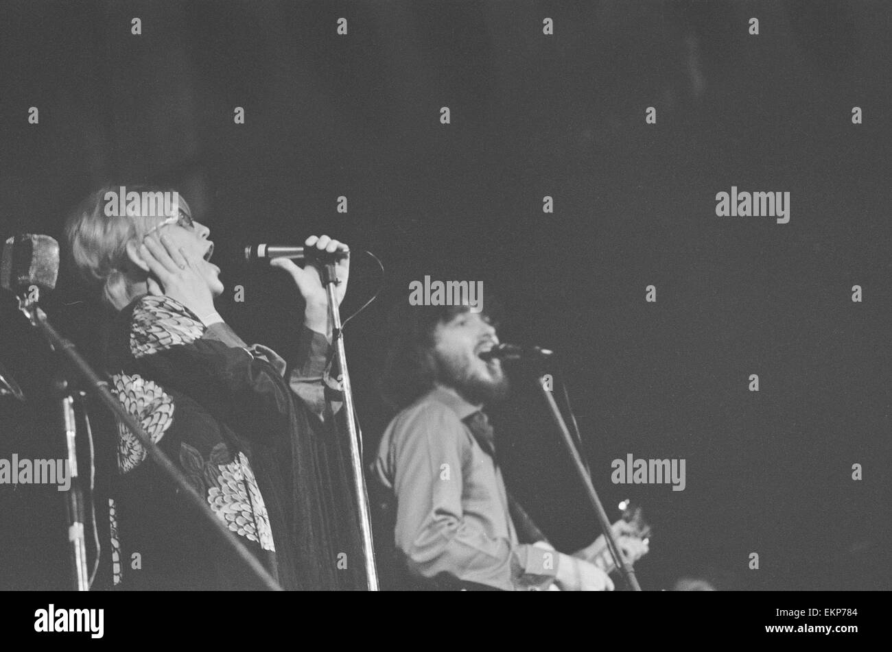 Delaney & Bonnie & Freunde Musikkonzert in Birmingham Town Hall 4. Dezember 1969. Hinweis: Konzert statt bei schwachem Licht mit keine Flash-Fotografie erlaubt *** lokalen Caption *** Delaney Bramlett Bonnie Bramlett Stockfoto