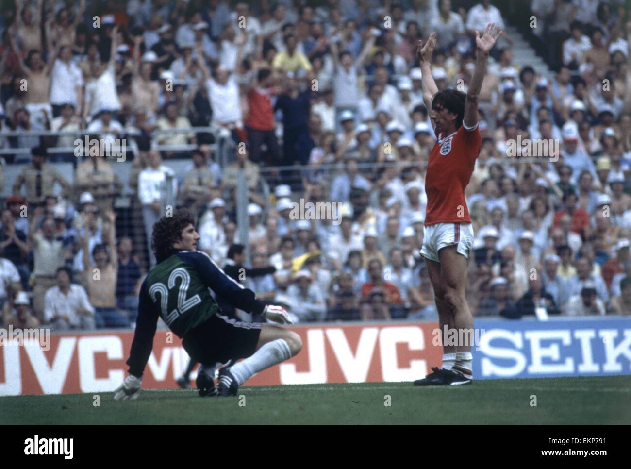 1982 World Cup erste Runde Gruppe 4 Spiel in Bilbao, Spanien. England 3 V Frankreich 1. Paul Mariner wirft seine Arme in der Feier nach dem dritten Tor französischer Torhüter Jean-Luc Ettori 16. Juni 1982. Stockfoto