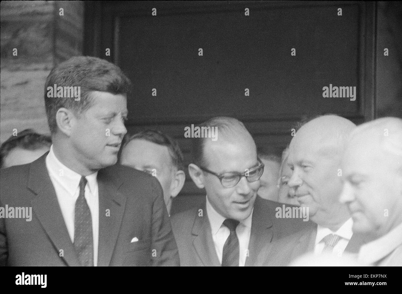 Präsident Kennedy mit dem Sekretär der sowjetischen kommunistischen Partei Nikita Khrushchev am ersten Tag des zweitägigen Treffen hier zu sehen. Der Gipfel in der österreichischen Hauptstadt Vienna deckten ein breites Spektrum von Themen wie Laos, Abrüstung und General ist Stockfoto