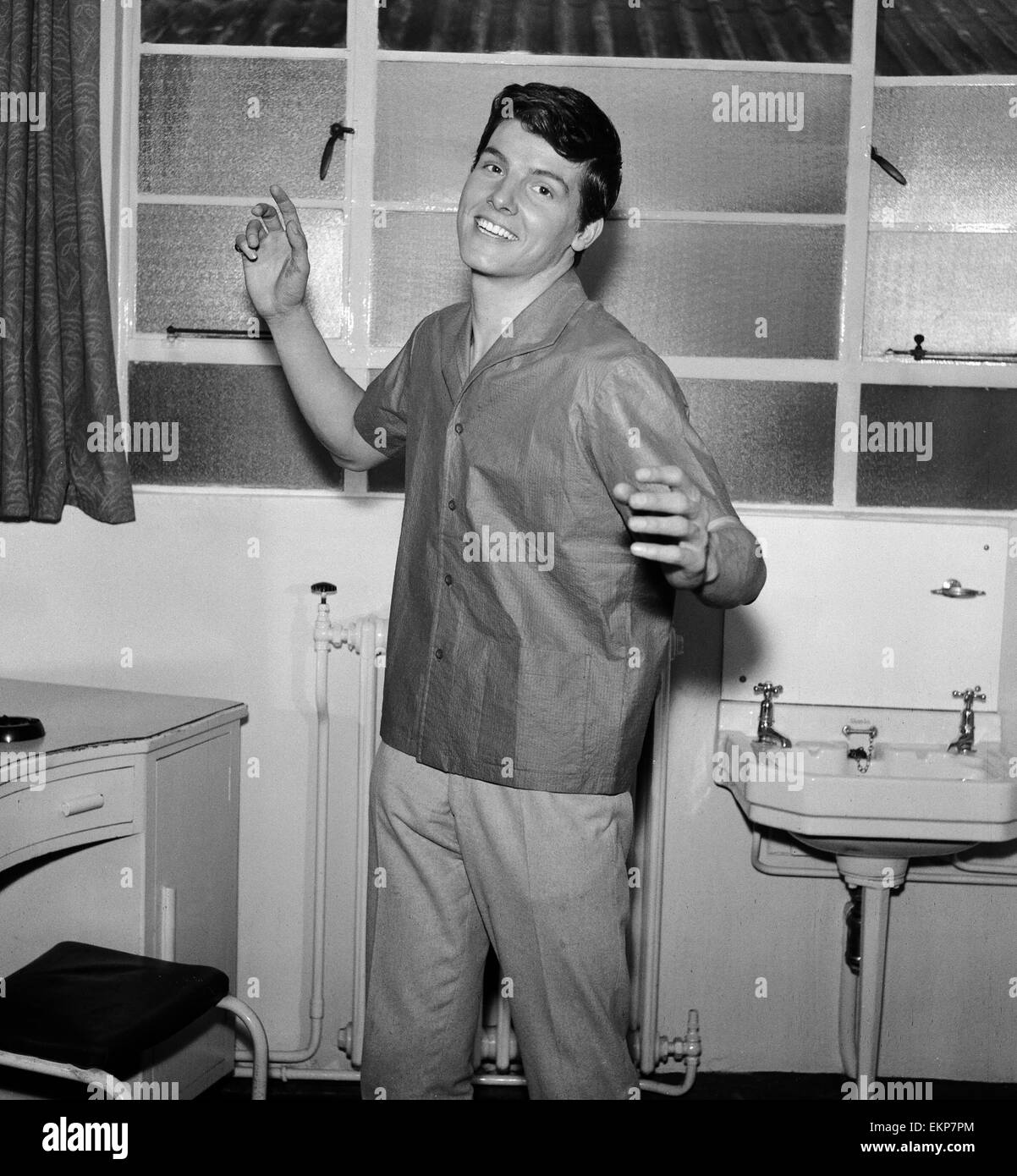 Sängerin Jess Conrad-Modelle ein neue Papier-Shirt von Teddy Tinling. 12. Februar 1962. Stockfoto