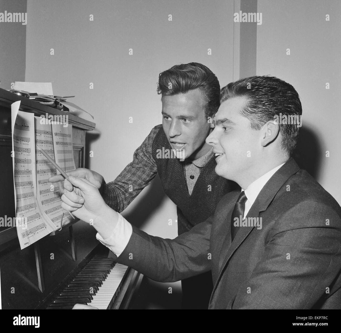 Sänger Mark Wynter (links) Routining seine neueste single Aladdins Lamp bei ATV-Studios, vor der Veröffentlichung. 10. März 1963. Stockfoto