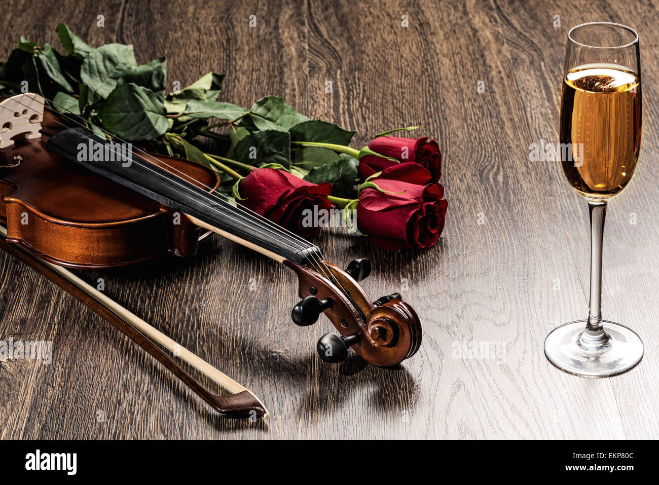Violine, rose, Glas Champagner und Musik Bücher Stockfoto