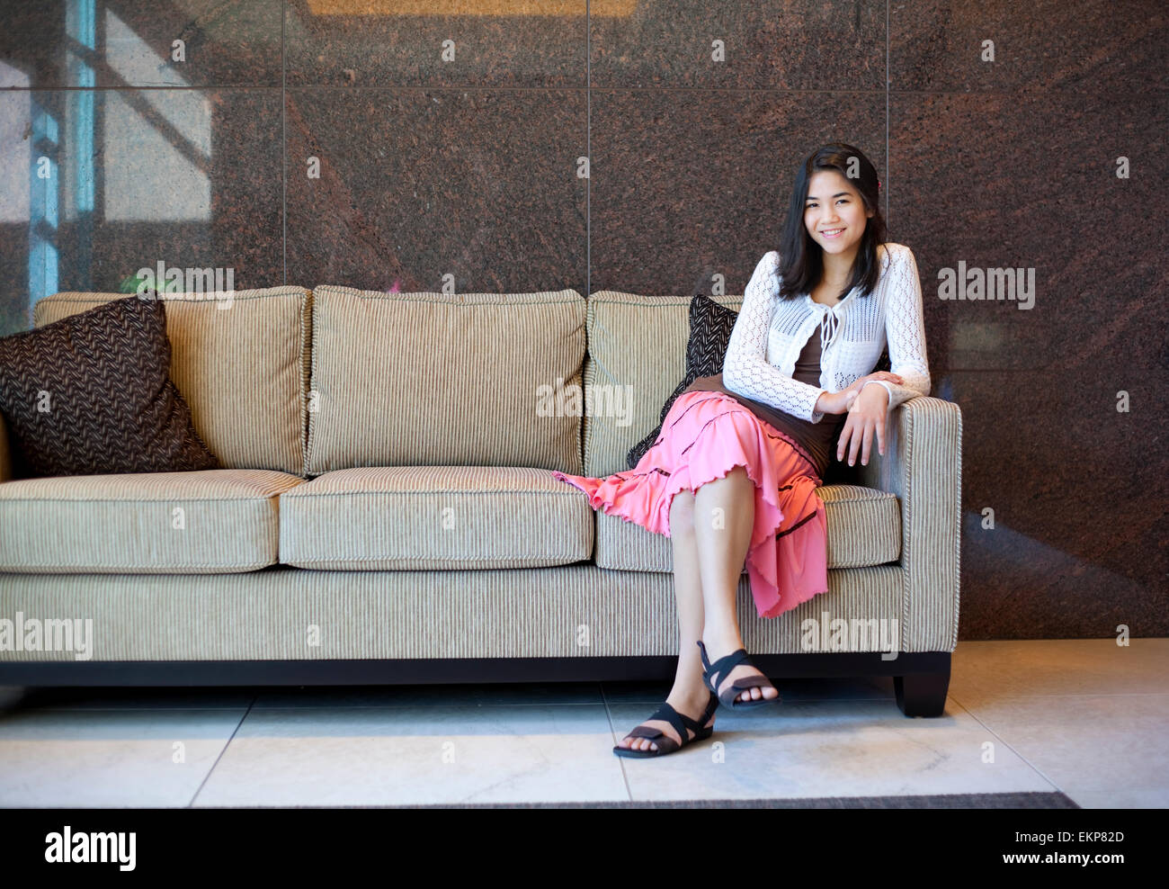 Junge Teen Girl ruht auf einem eleganten Sofa Stockfoto