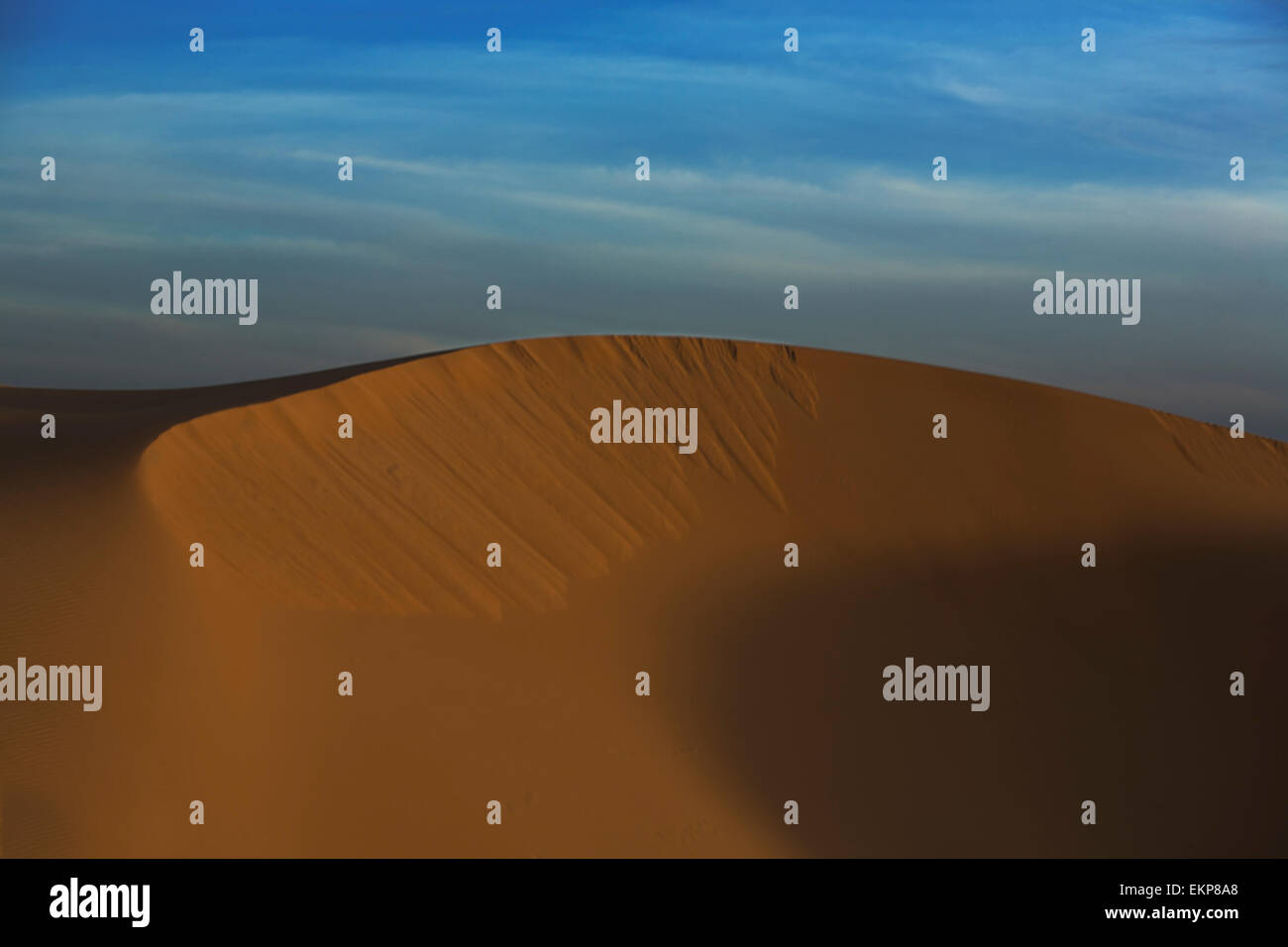 Einige Schleifen Hügel am Erg Chebbi in der Wüste Sahara.  Ers sind große Dünen von Wind-durchgebrannten Sand gebildet. Marokko Stockfoto