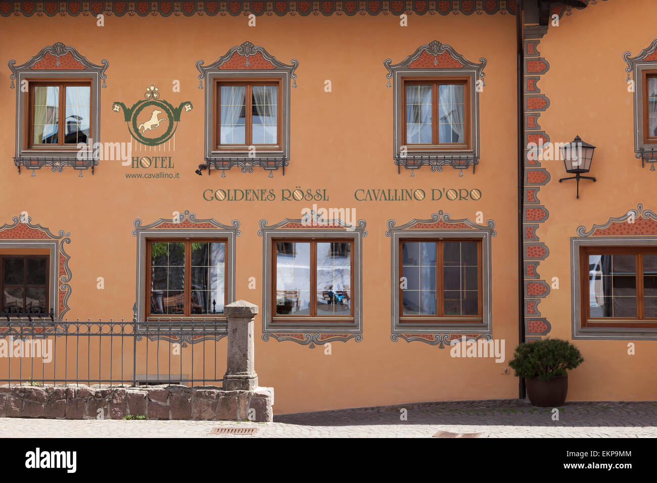 Typische Hotel Cavallino Rosso in Trentino Alto Adige Stockfoto