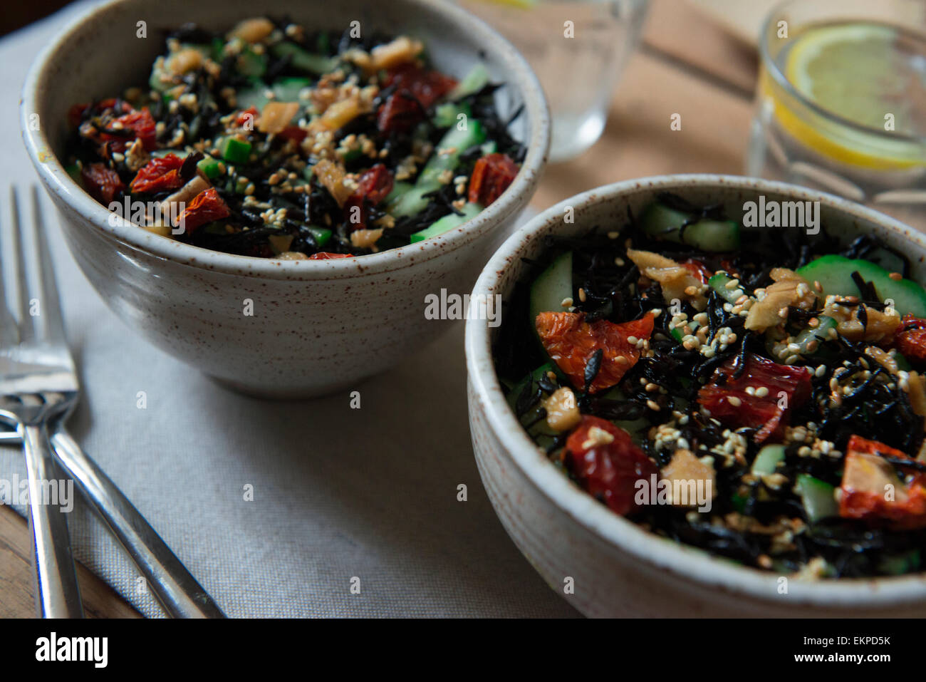 Hijiki Salat mit sonnengetrockneten Tomaten Stockfoto