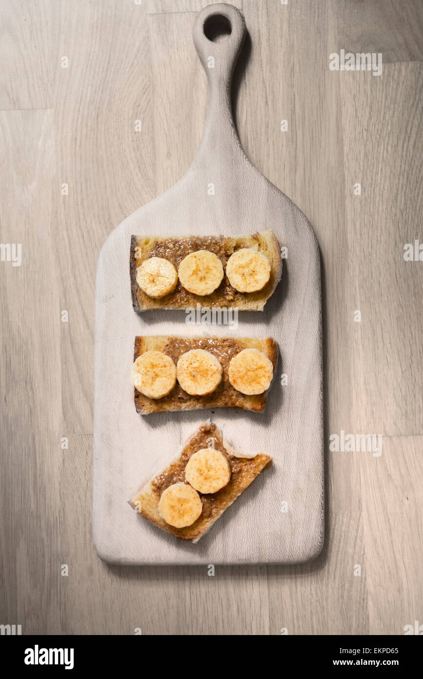 Mandelbutter und banane auf toast -Fotos und -Bildmaterial in hoher ...