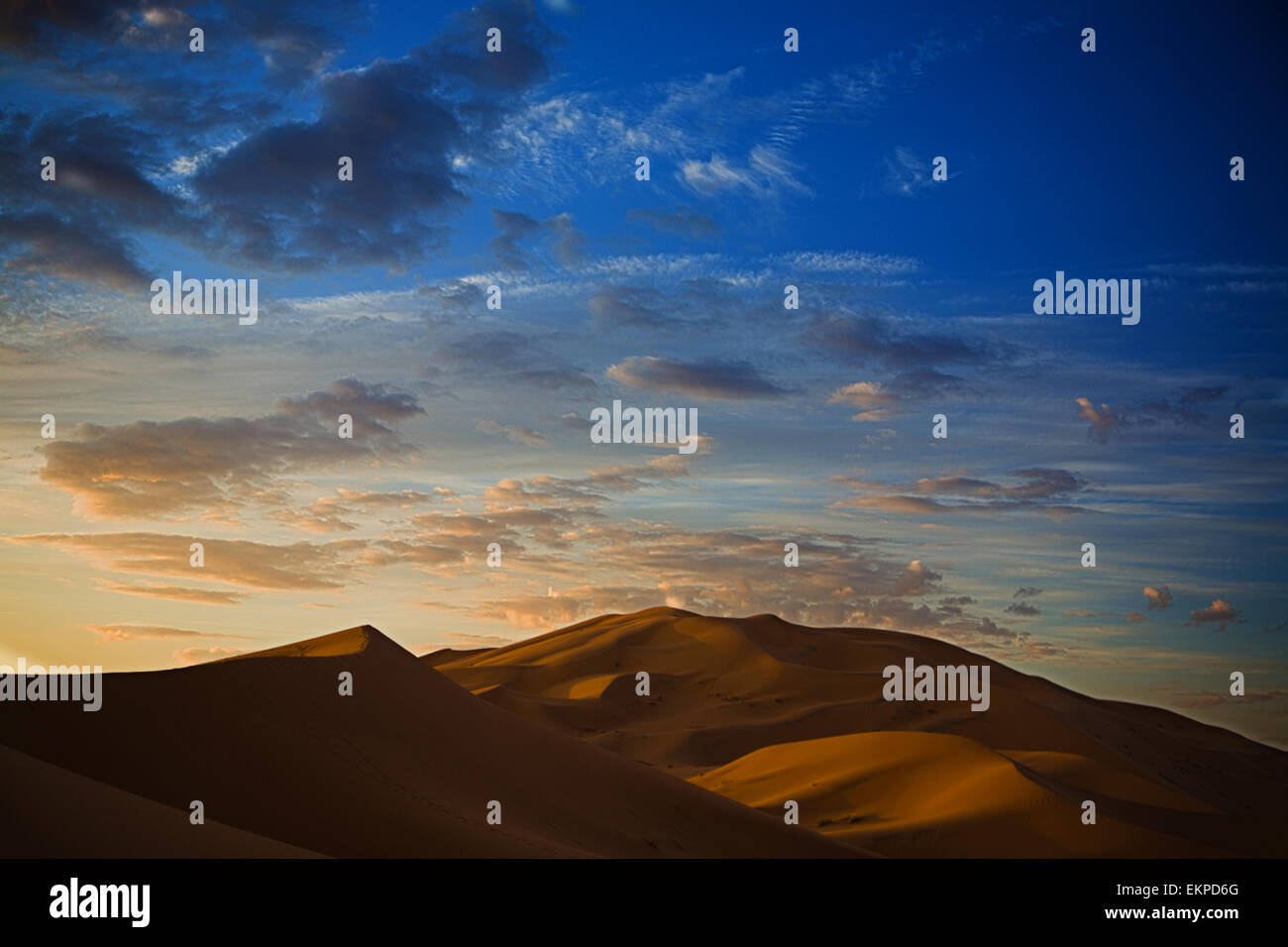 Sonnenaufgang über dem Erg Chebbi-Dünen-Gebiet, Merzouga, Marokko Stockfoto
