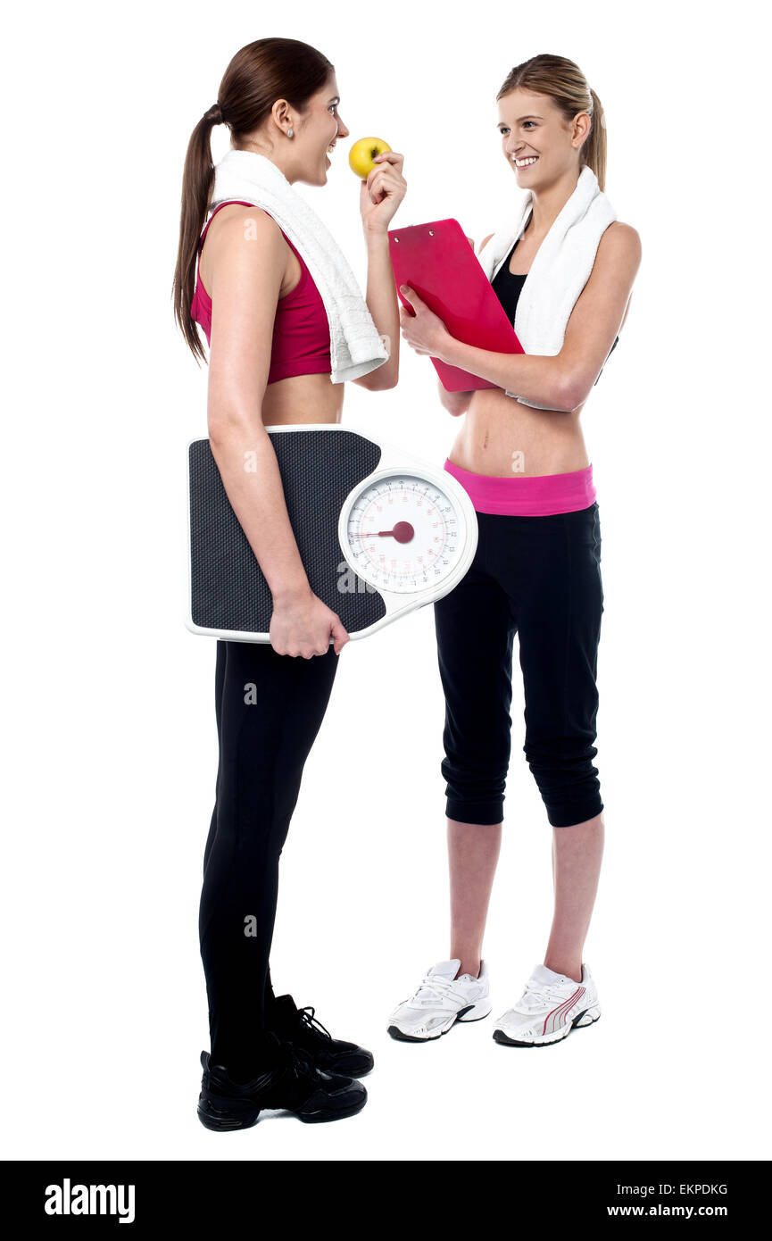 Weibliche Trainer Diät Diagramm für Fitness-Studio Mitglied schreiben Stockfoto