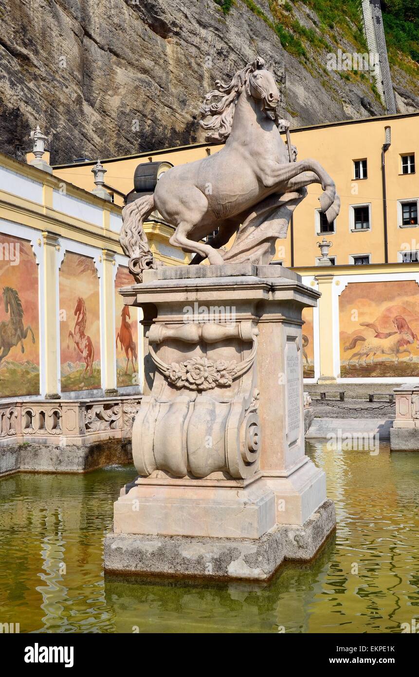 Die schönen barocken Brunnen von Fischer von Erlach am Herbert-von Karaja-Platz ist eines der besten Sehenswürdigkeiten in Salzburg Stockfoto