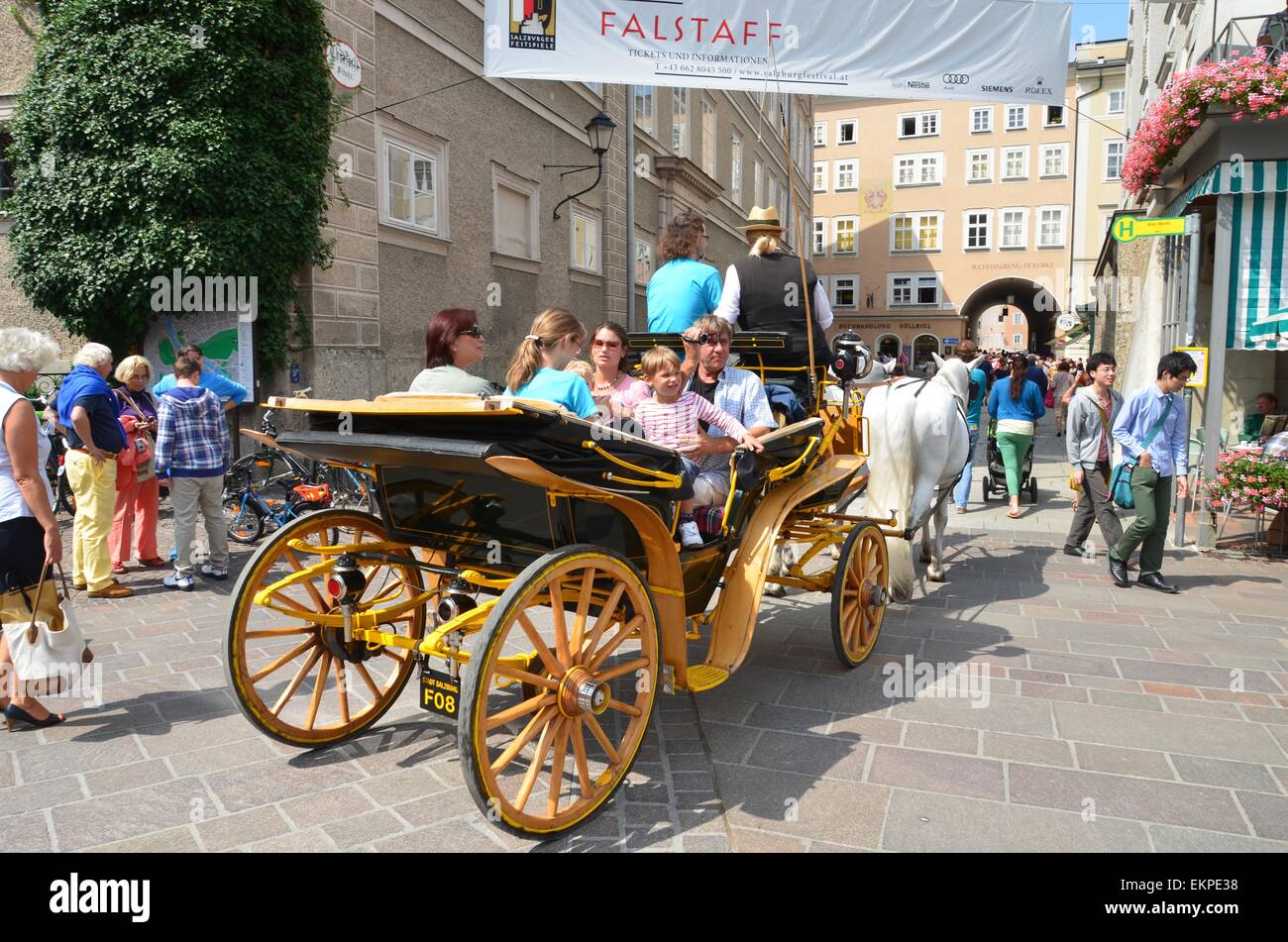 Touristen, die Sehenswürdigkeiten in Salzburg vorbei an Café Tomaselli Stockfoto