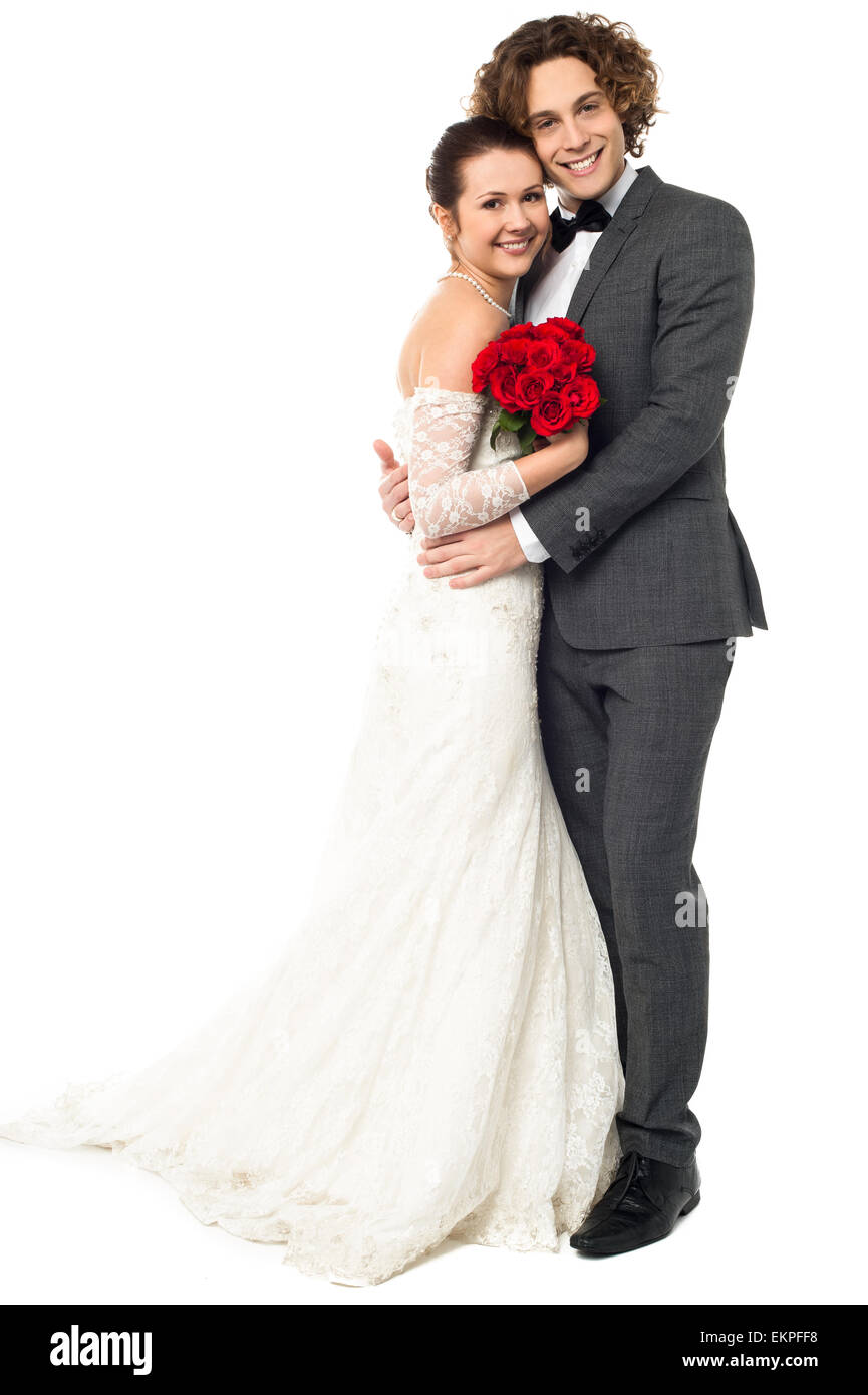 Schöne junge Ehepaar herzlich umarmt Stockfoto