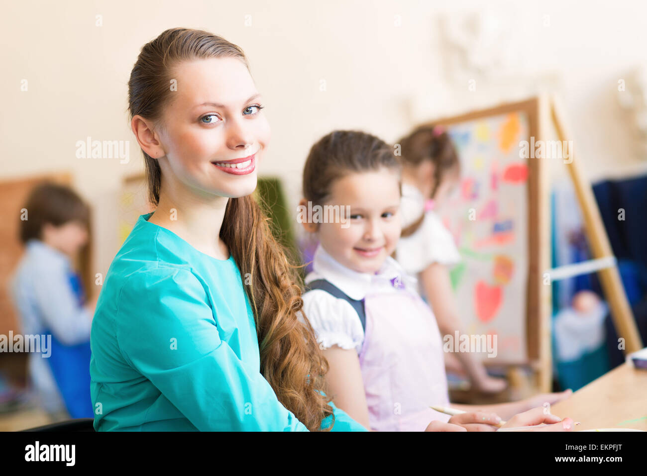 Kinder mit dem Lehrer in der Malerei Stockfoto