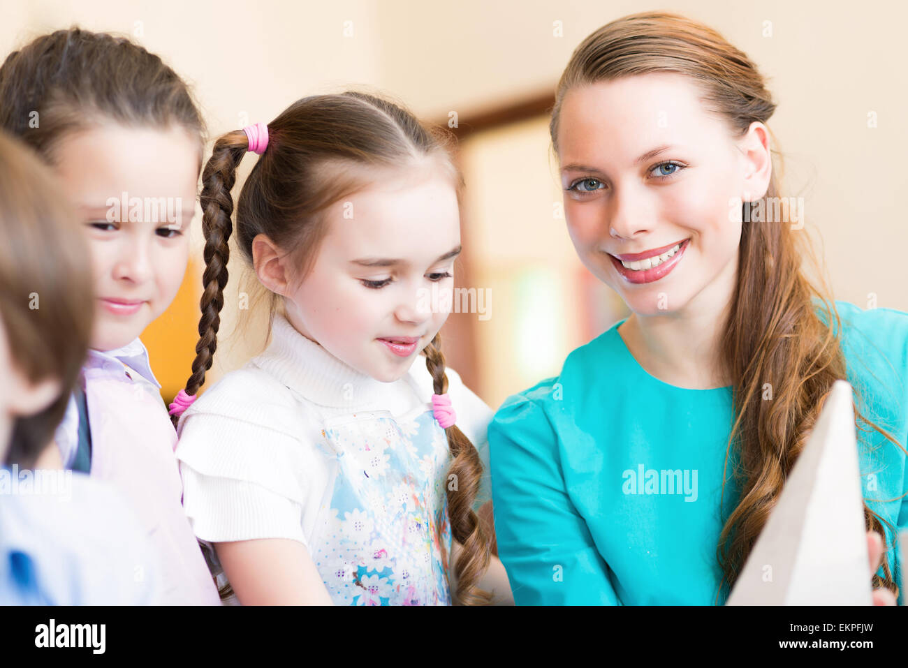 Kinder mit dem Lehrer in der Malerei Stockfoto