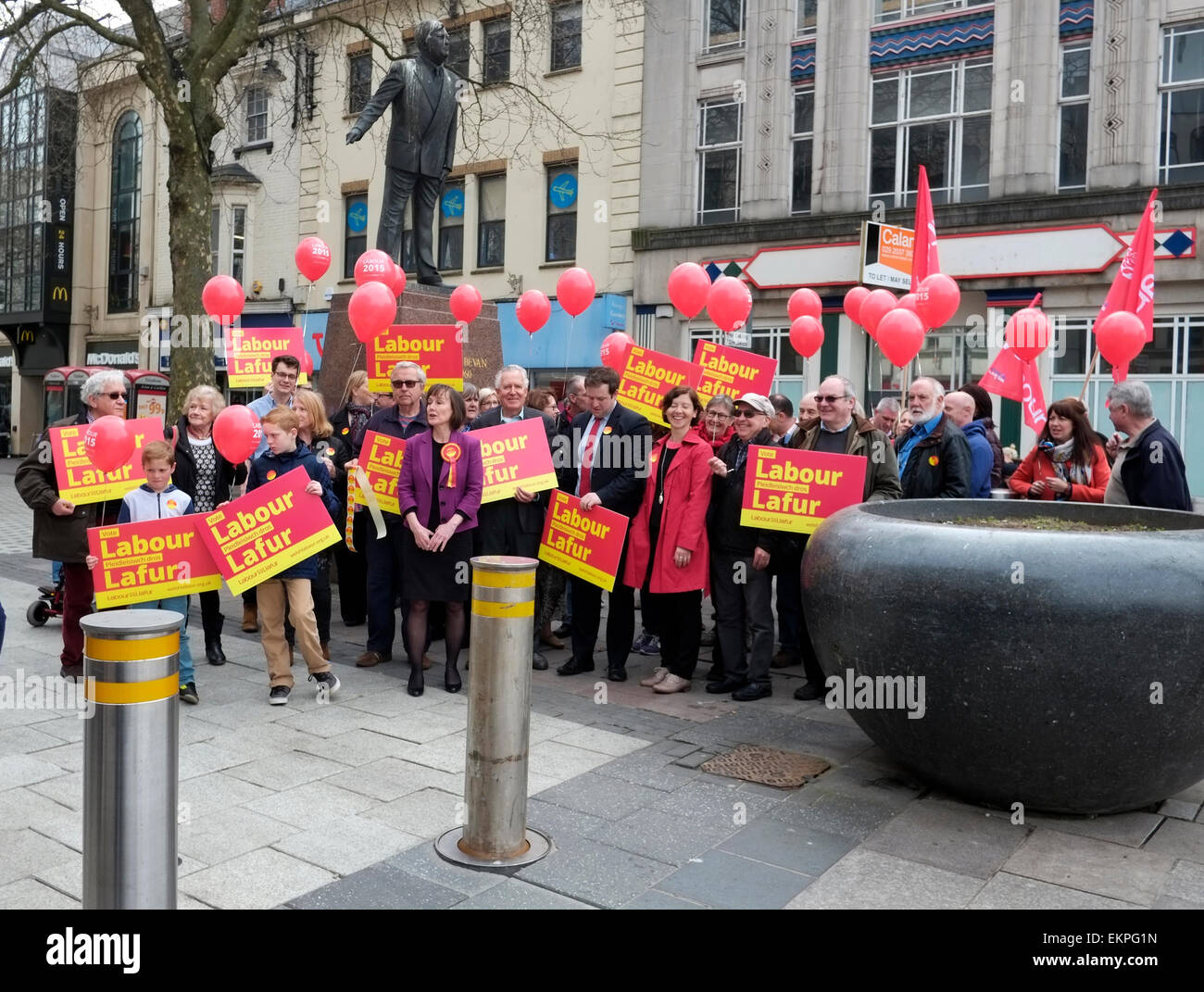 Cardiff, UK. 13. April 2015. Peter Hain MP begann der Wahlkampf 2015 Arbeit am 13. April 2015 in Queen Street, Cardiff im Schatten der Statue von Aneurin Bevan betonen ihre Zusagen auf den nationalen Heallh-Service. Bildnachweis: Clive Thompson/Alamy Live-Nachrichten Stockfoto