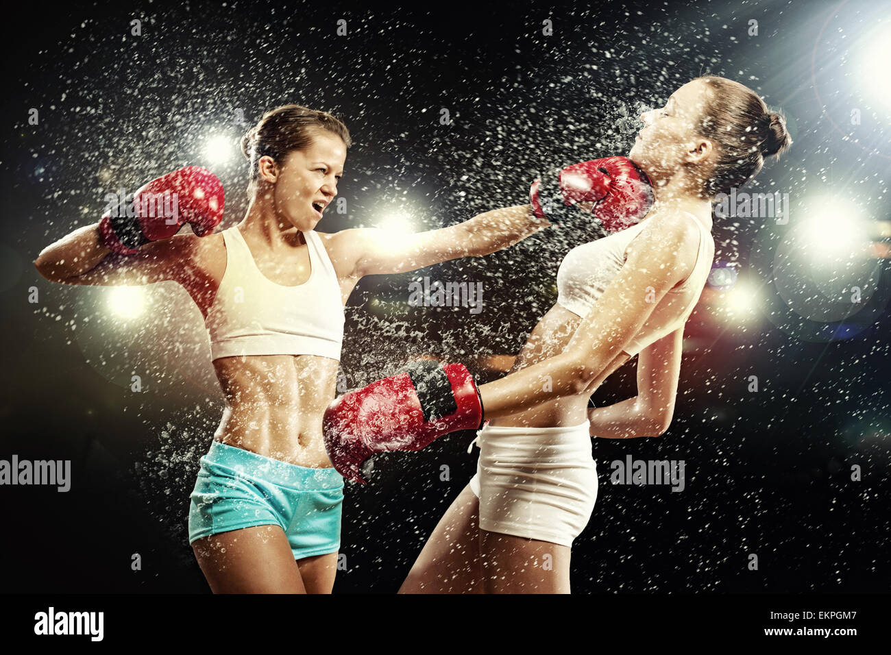 Zwei hübsche Frauen Boxen Stockfotografie