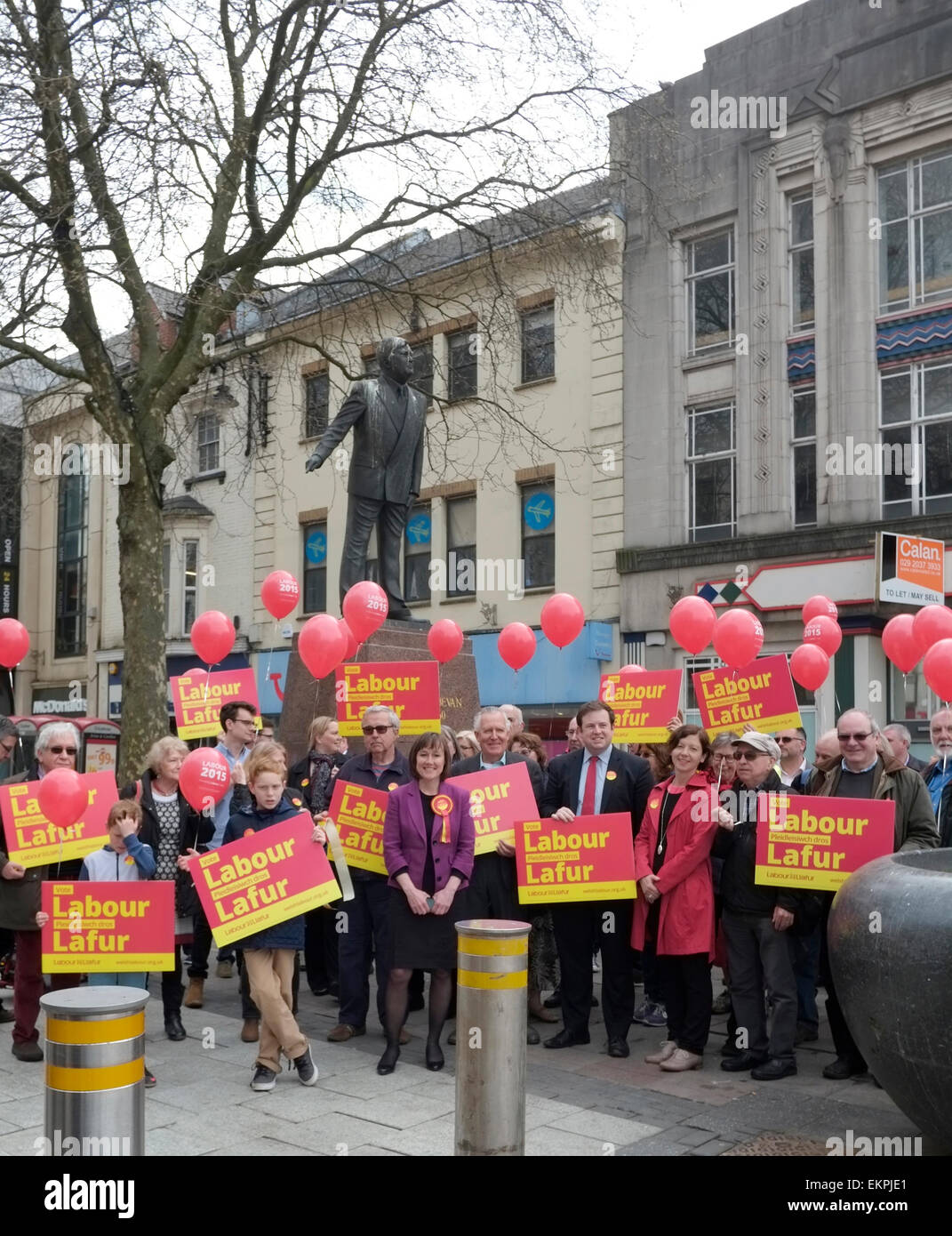 Cardiff, UK. 13. April 2015. Peter Hain MP begann der Wahlkampf 2015 Arbeit am 13. April 2015 in Queen Street, Cardiff im Schatten der Statue von Aneurin Bevan, ihre Zusagen auf den National Health Service hervorzuheben. Bildnachweis: Clive Thompson/Alamy Live-Nachrichten Stockfoto