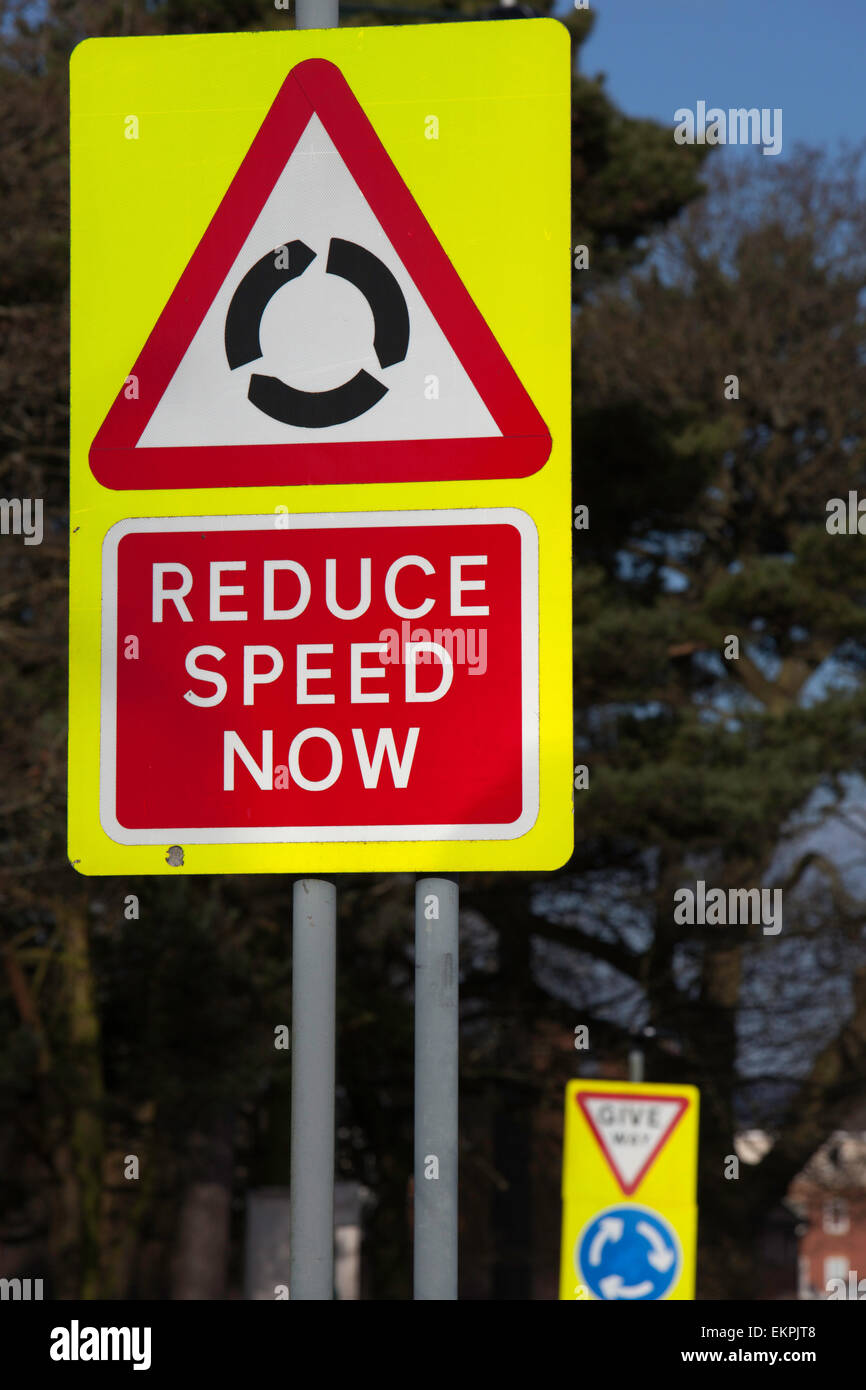 Straße Verkehr Schilder, England, UK Stockfoto