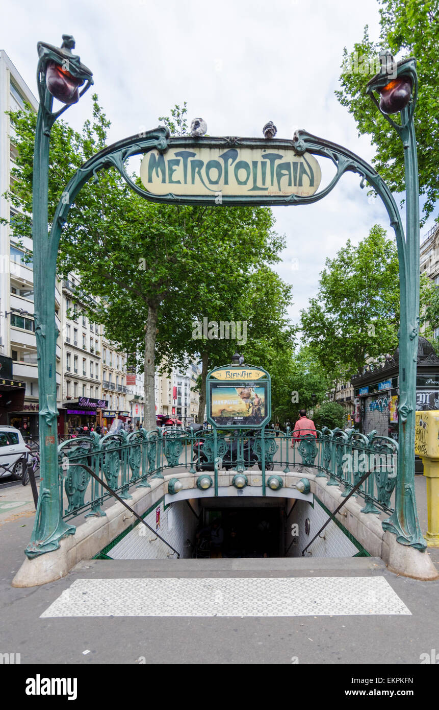 Eingang zu den Paris u-Bahn Haltestelle Blanche Stockfoto
