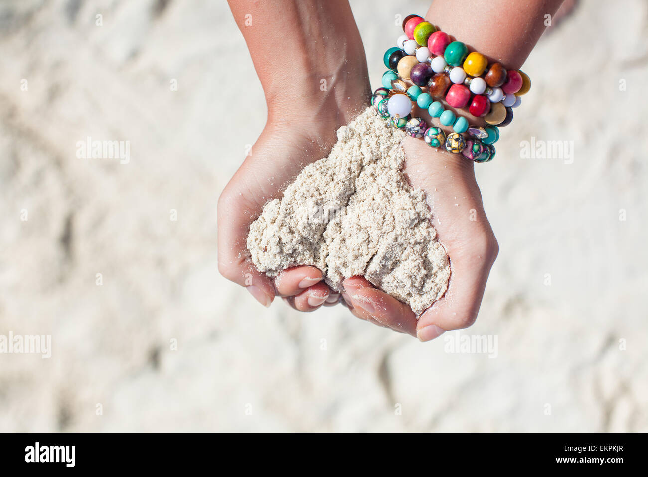 Nahaufnahme der Sand Herz in Frauenhand Stockfoto