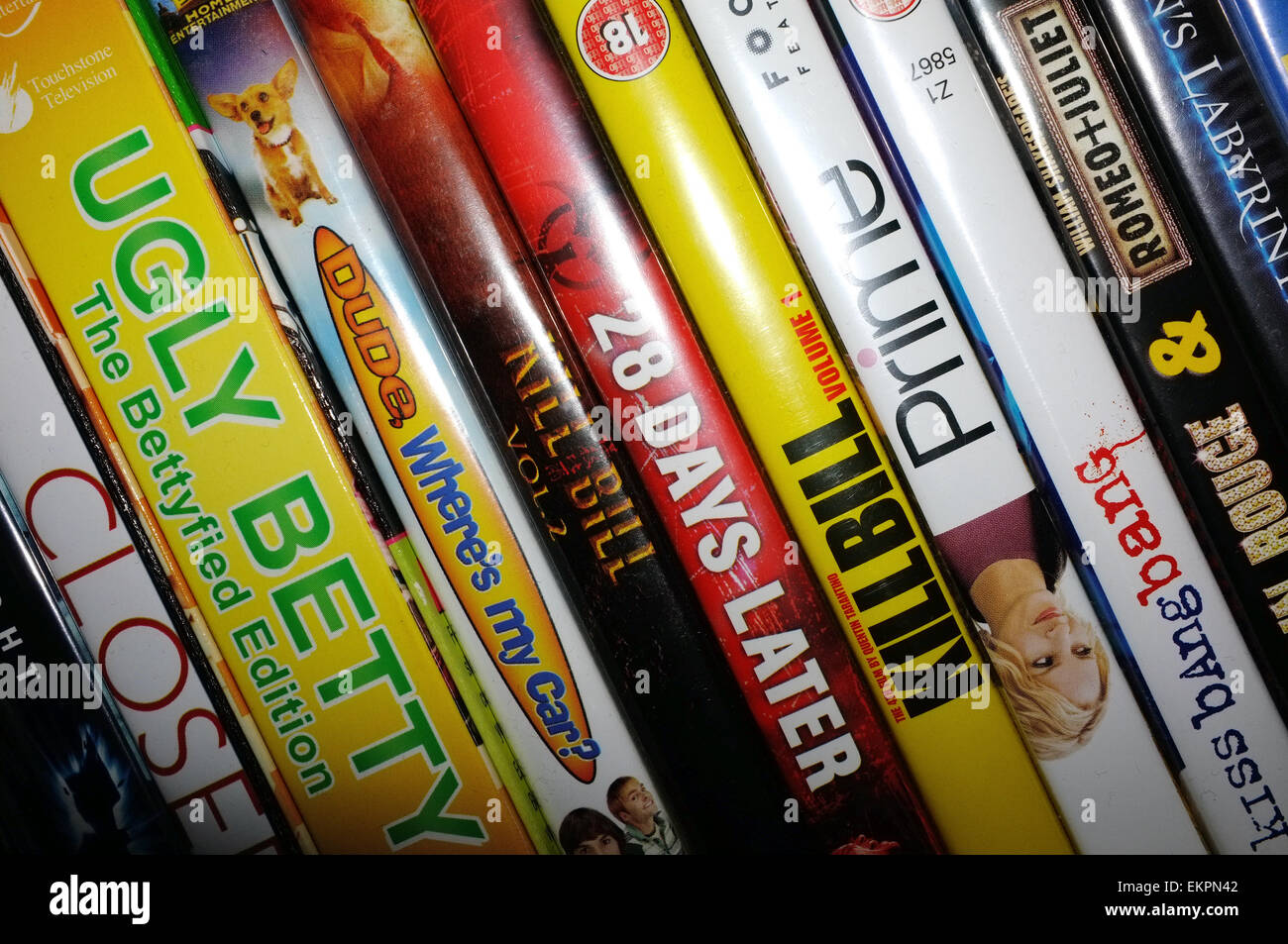 Ein Regal von DVD-Filmen und TV-shows wie 28 Tage später, Prime, Kill Bill, Ugly Betty und Kiss Kiss Bang Bang. Stockfoto