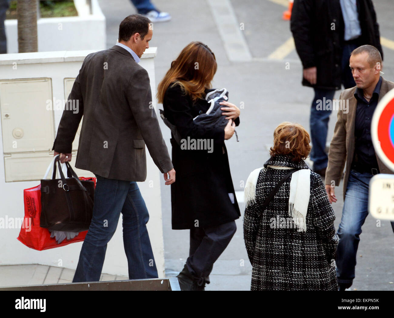 23 October 2011 Paris Carla Bruni Sarkozy Und Ihre Tochter Giulia Verlasst Die Klinik De La Muette In Paris Frankreich Stockfotografie Alamy