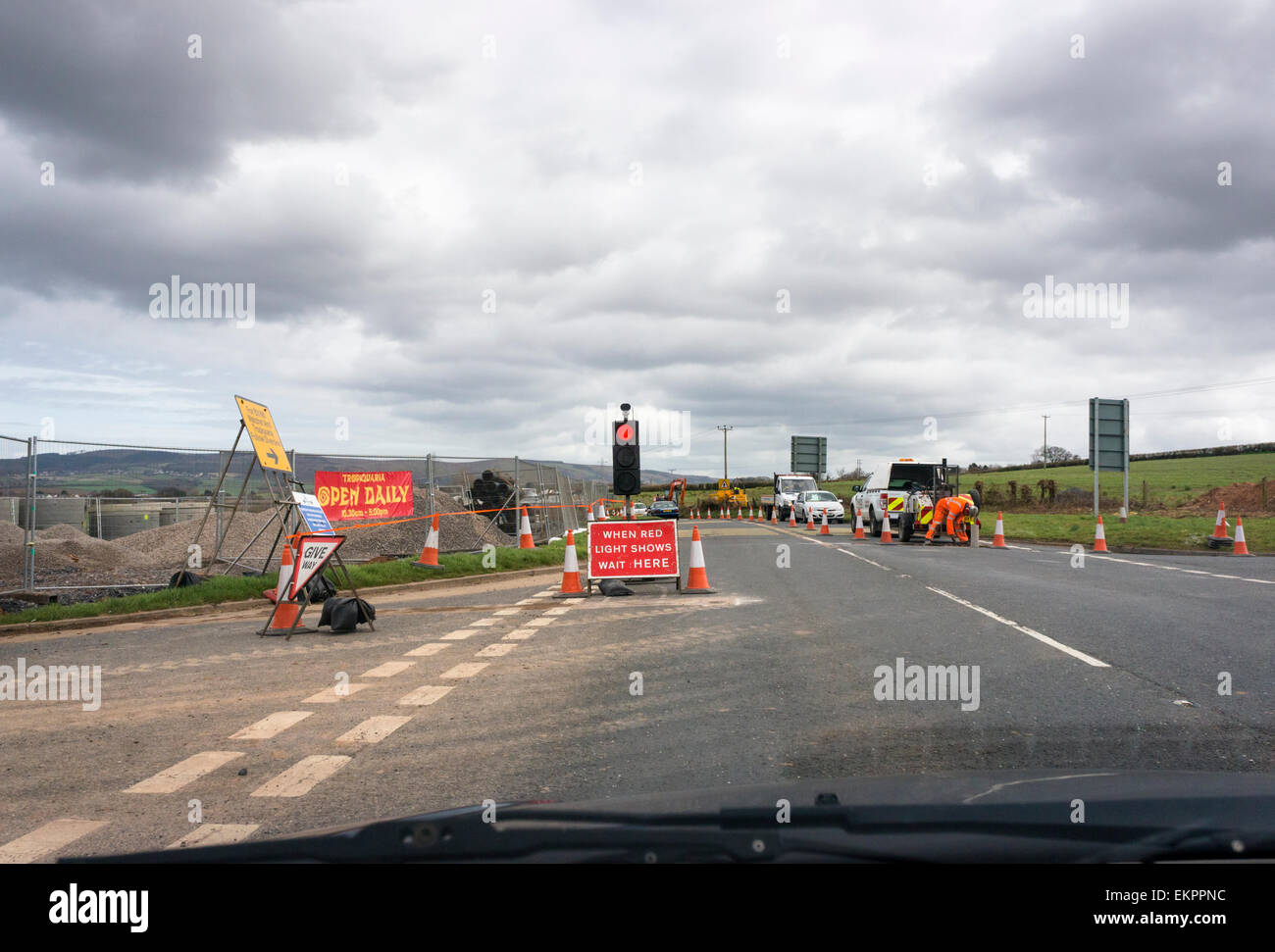 Baustelle auf einer Landstraße mit Ampeln, England, Großbritannien Stockfoto