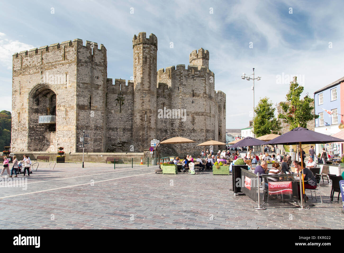 Besucher zum Entspannen in Caernarfon, Gwynedd, Nord-West-Wales, UK Stockfoto