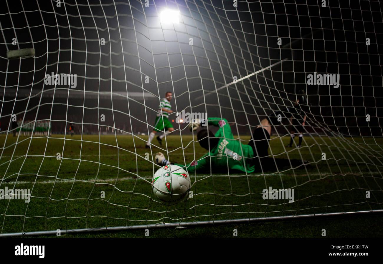 Der Ball trifft den Rücken des Netzes im Elfmeterschießen den Welsh Cup-Spiel zwischen Wrexham und TNS. Stockfoto