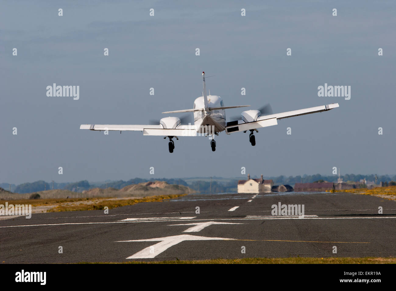 Landung bei Seitenwind Caernarfon Flughafen EGCK Stockfoto