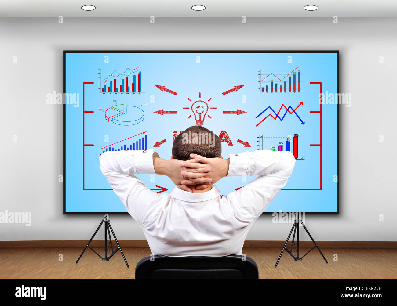 Geschäftsmann auf Plasma-Panel mit Idee-Schema Stockfoto