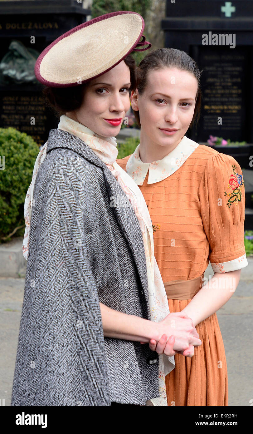 Dreharbeiten zum Film über die tschechoslowakische Filmstar Lida Baarova beginnt in Olšany Friedhof, Prag, Tschechische Republik, 13. April 2015. Im Bild von rechts: Anna Fialova und Tana Pauhofova. Die Hauptrolle in den vorbereiteten tschechischen Film über Schauspielerin Baarova, der Herrin des nationalsozialistischen Deutschlands Propagandaminister Joseph Goebbels vor dem Krieg war, wird slowakische Schauspielerin Tana Pauhofova. Stockfoto