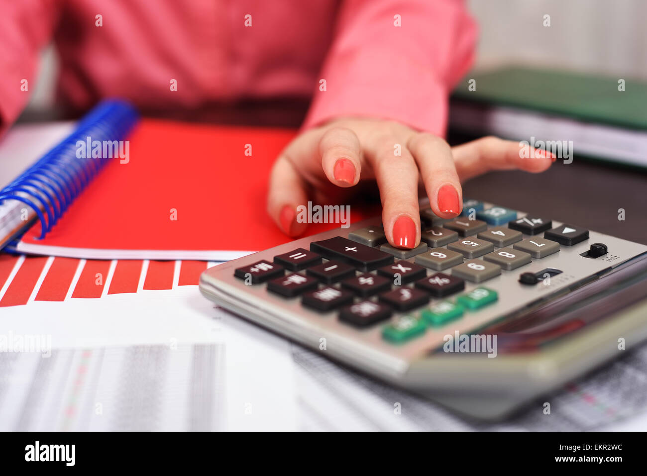 Mädchen mit einem Taschenrechner hält die Haushaltskasse Stockfoto