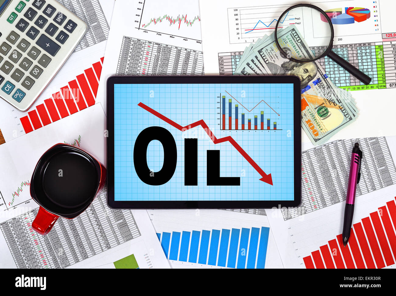 Digital-Tablette mit Öl-Sanktionen auf den Tisch-Geschäftsmann Stockfoto