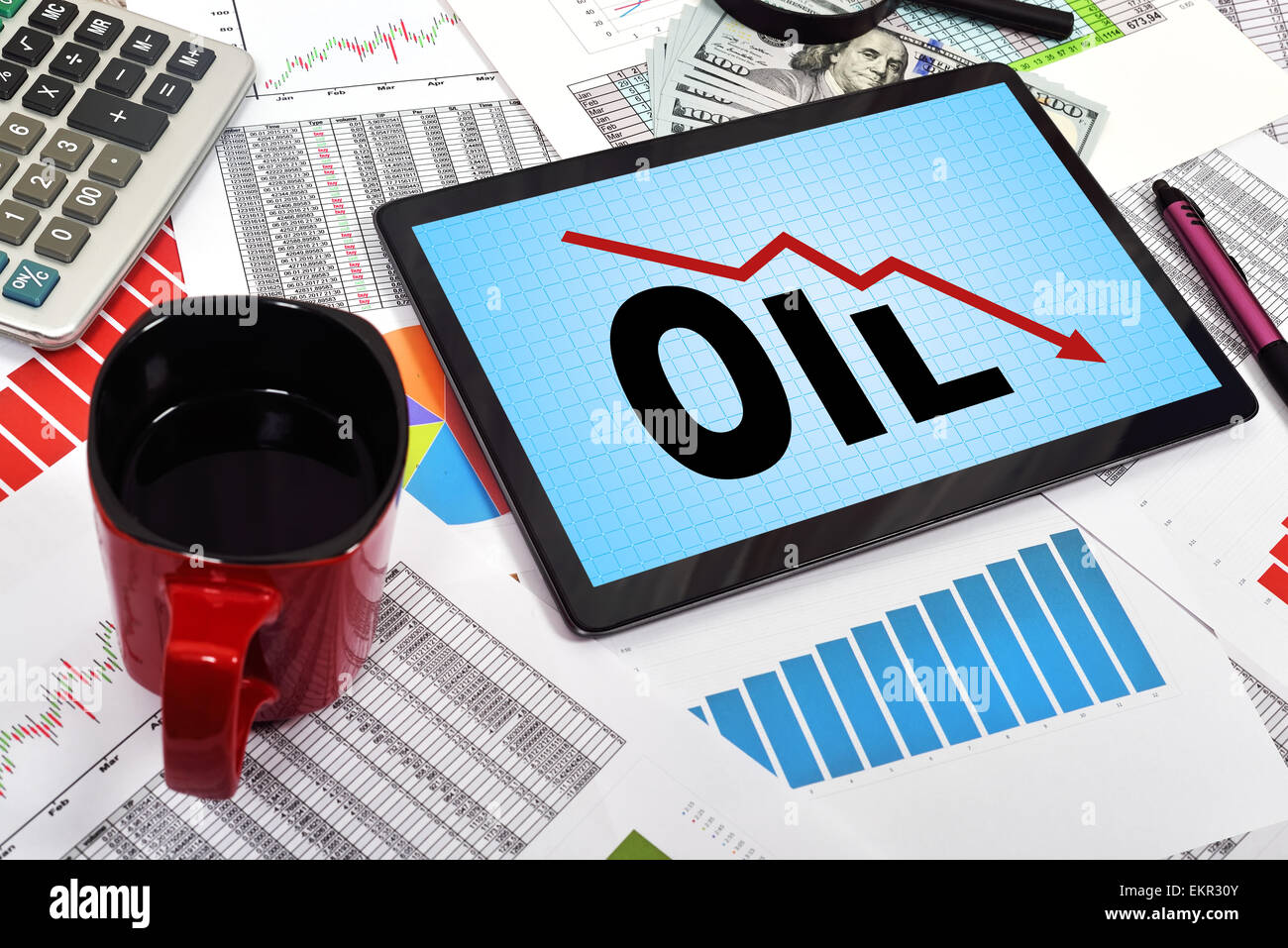 Digital-Tablette mit Öl-Sanktionen auf den Tisch-Geschäftsmann Stockfoto