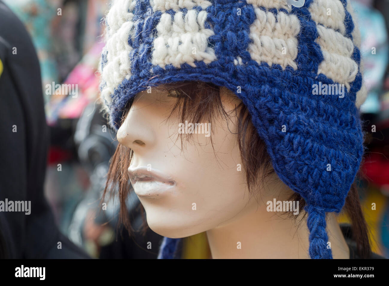 Schaufensterpuppe Kopf einen wolligen Hut in Brightons Laines Stockfoto