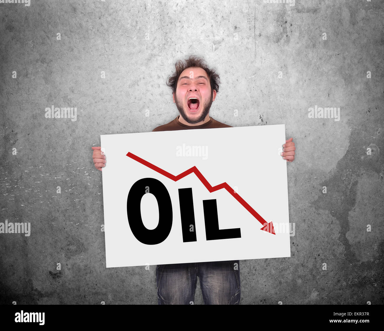 verrückte Geschäftsmann hält Poster mit sinkenden Öl-chart Stockfoto