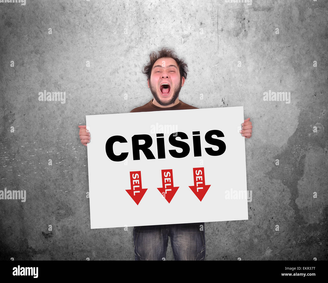 verrückte Geschäftsmann hält Poster mit Krisenkonzept Stockfoto