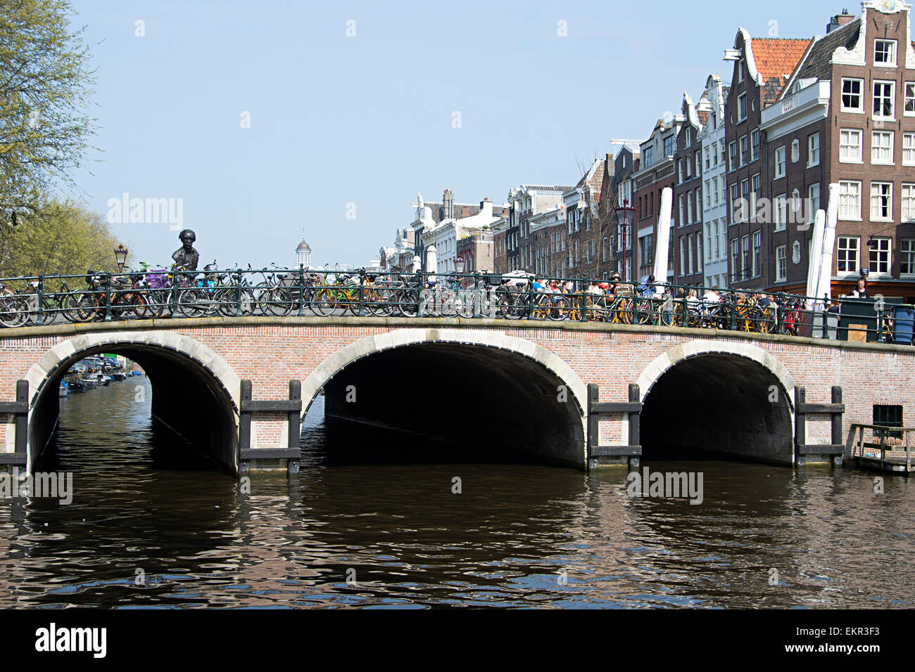 Torensluis Brücke, älteste Brücke der Stadt, über die Singel Gracht in Amsterdam. Stockfoto