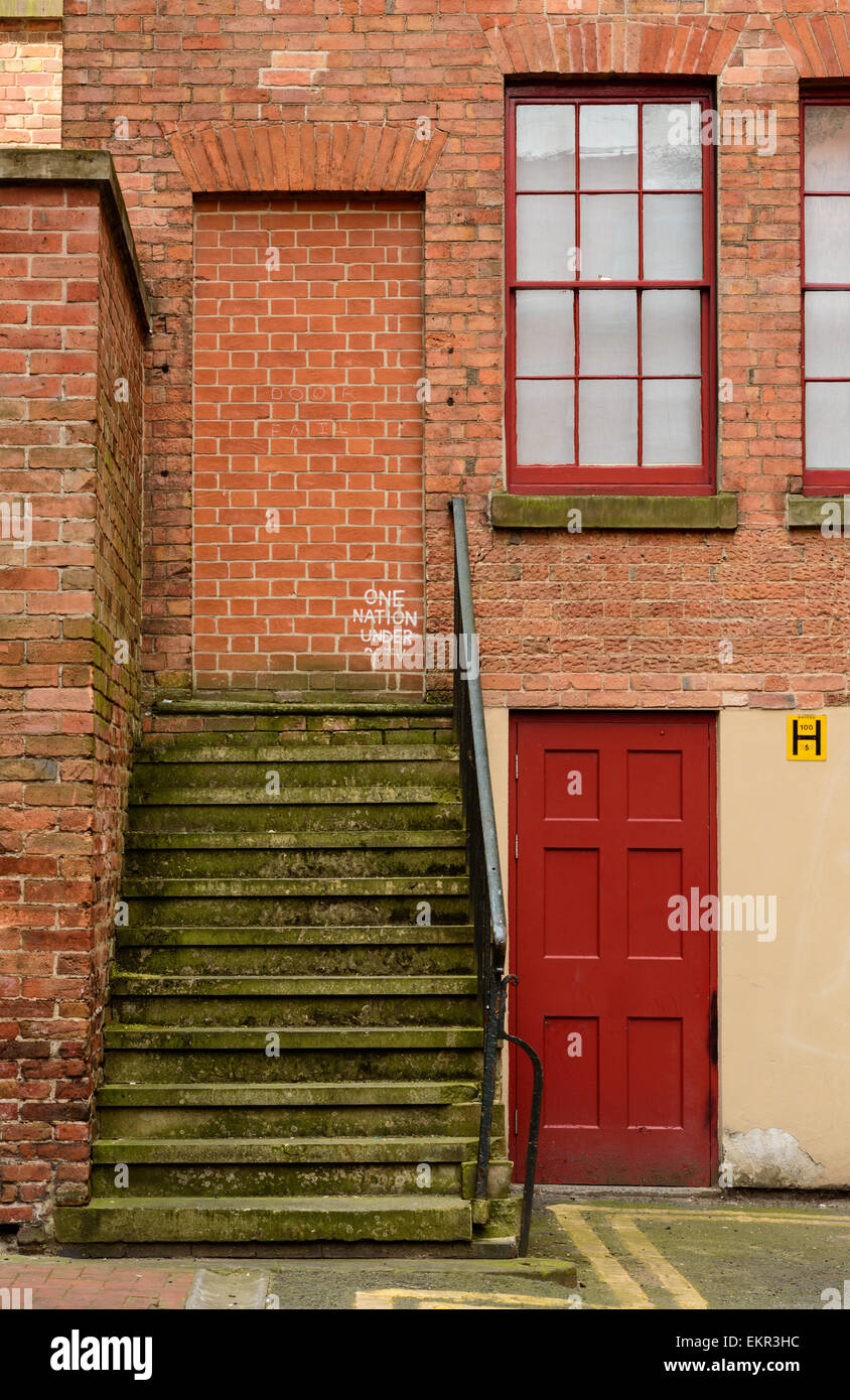 Eine Treppe führt nirgends zu einer gemauerten, Tür mit Graffiti-Tags. Am 12. April 2015, in Nottingham, England. Stockfoto