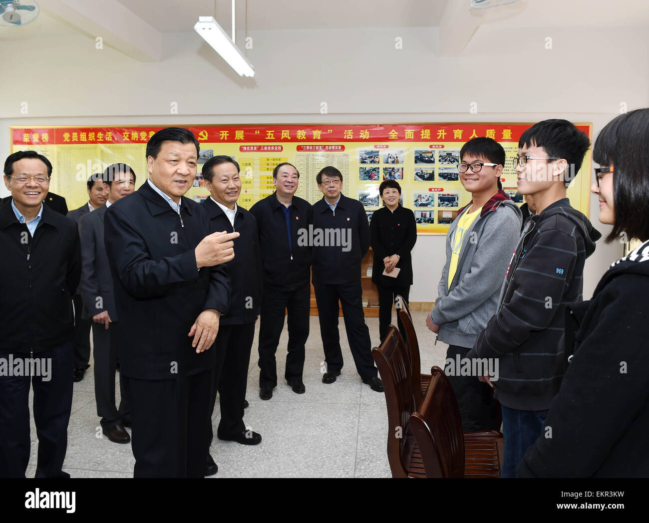 (150413)--Peking, 13. April 2015 (Xinhua)--Liu Yunshan (L vorne), Mitglied des ständigen Ausschusses des Politbüros des Zentralkomitees der kommunistischen Partei von China (CPC) und Sekretär des Sekretariats des ZK der im Gespräch mit Studenten bei der Inspektion Yulin Senior High School auf seiner Seite, die Bauarbeiten in Yulin, Süd-China Guangxi Zhuang Autonome Region , 12. April 2015. Liu hatte eine Inspektionsreise in Guangxi vom 11. April bis 13. (Xinhua/Rao Aimin) (Wjq) Stockfoto (150413)--Peking, 13. April 2015 (Xinhua)--Liu Yunshan (L vorne), Mitglied des ständigen Ausschusses des Politbüros des Zentralkomitees der kommunistischen Partei von China (CPC) und Sekretär des Sekretariats des ZK der im Gespräch mit Studenten bei der Inspektion Yulin Senior High School auf seiner Seite, die Bauarbeiten in Yulin, Süd-China Guangxi Zhuang Autonome Region , 12. April 2015. Liu hatte eine Inspektionsreise in Guangxi vom 11. April bis 13. (Xinhua/Rao Aimin) (Wjq) Stockfoto