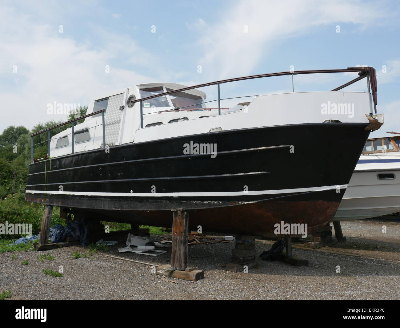 Außenansicht einer alten Stahl Boot im Prozess wird zerlegt und Reapired geschält und renoviert als Projekt Stockfoto