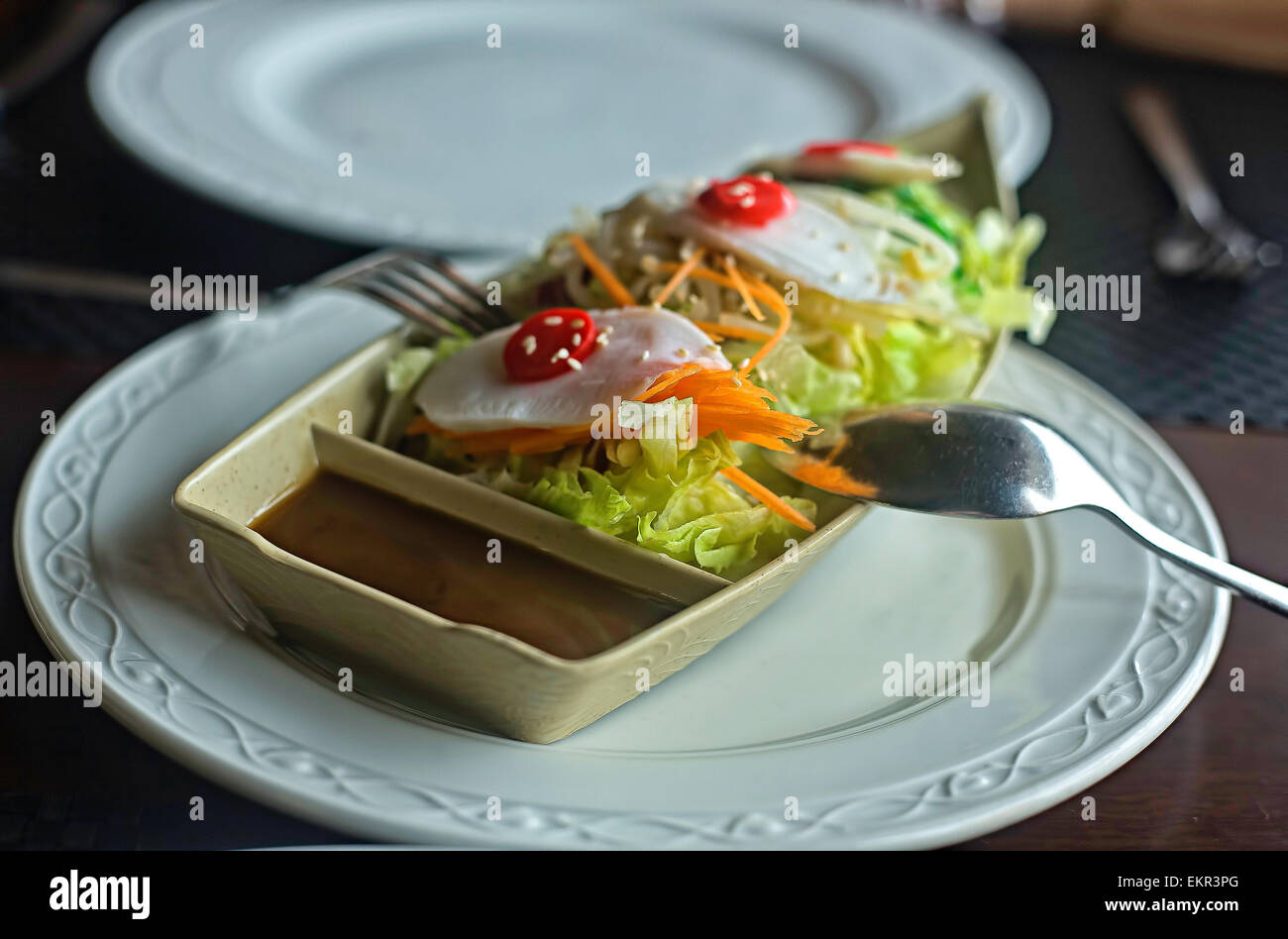 Sashimi-Meeresfrüchte in einem Boot-Schlag gesetzt. Japanisches Essen Stockfoto