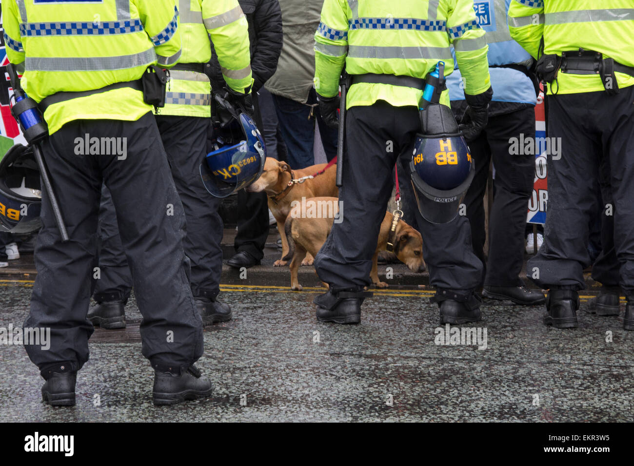 Polizisten im Einsatz, die halt keine Gewalt oder zivile Unordnung an einen NF-Marsch in Bolton Stockfoto