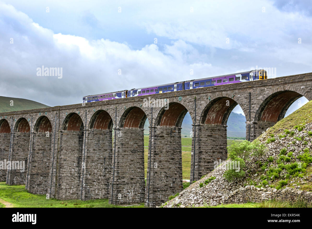 Trainieren Sie, überqueren den Ribblehead-Viadukt auf der Settle-Carlisle Railway Line, North Yorkshire, England, UK Stockfoto