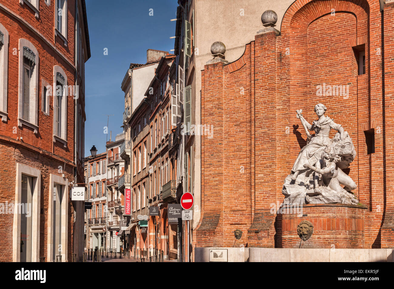 Ein kleiner Brunnen und der Rue Cantegril, Toulouse, Haute-Garonne, Midi-Pyrenäen, Frankreich. Stockfoto