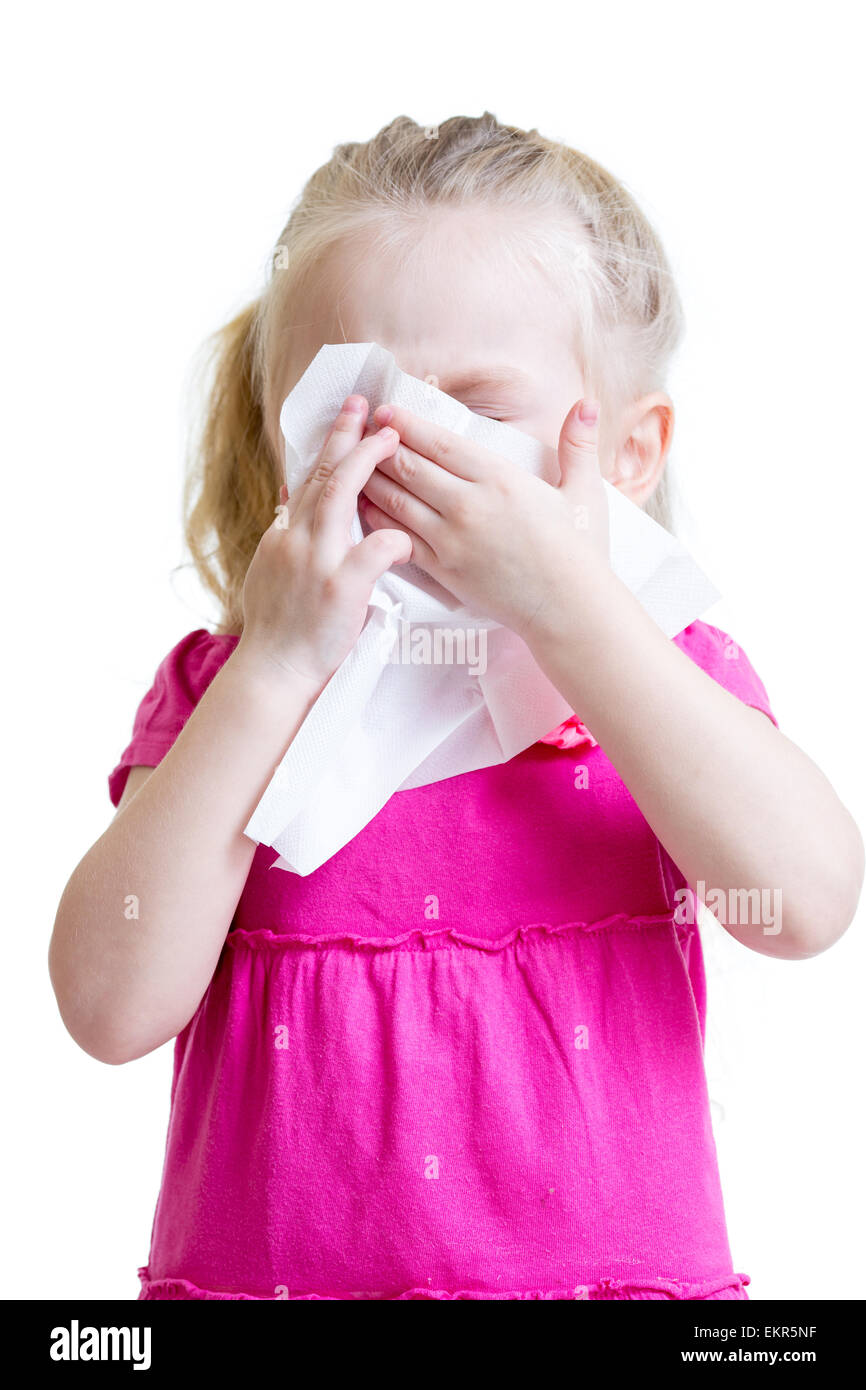 krankes Kind abwischen oder Reinigung der Nase mit Gewebe isoliert Stockfoto