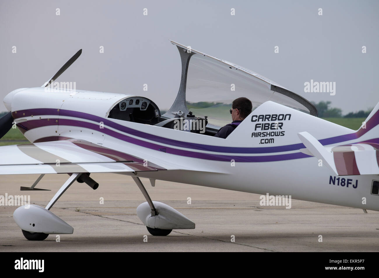 Pilot im Cockpit mit offenem Kronendach der kleinen aerobatic Flugzeug Vorbereitung für den Start Stockfoto